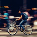 Ragazzo in bicicletta che gira per la città