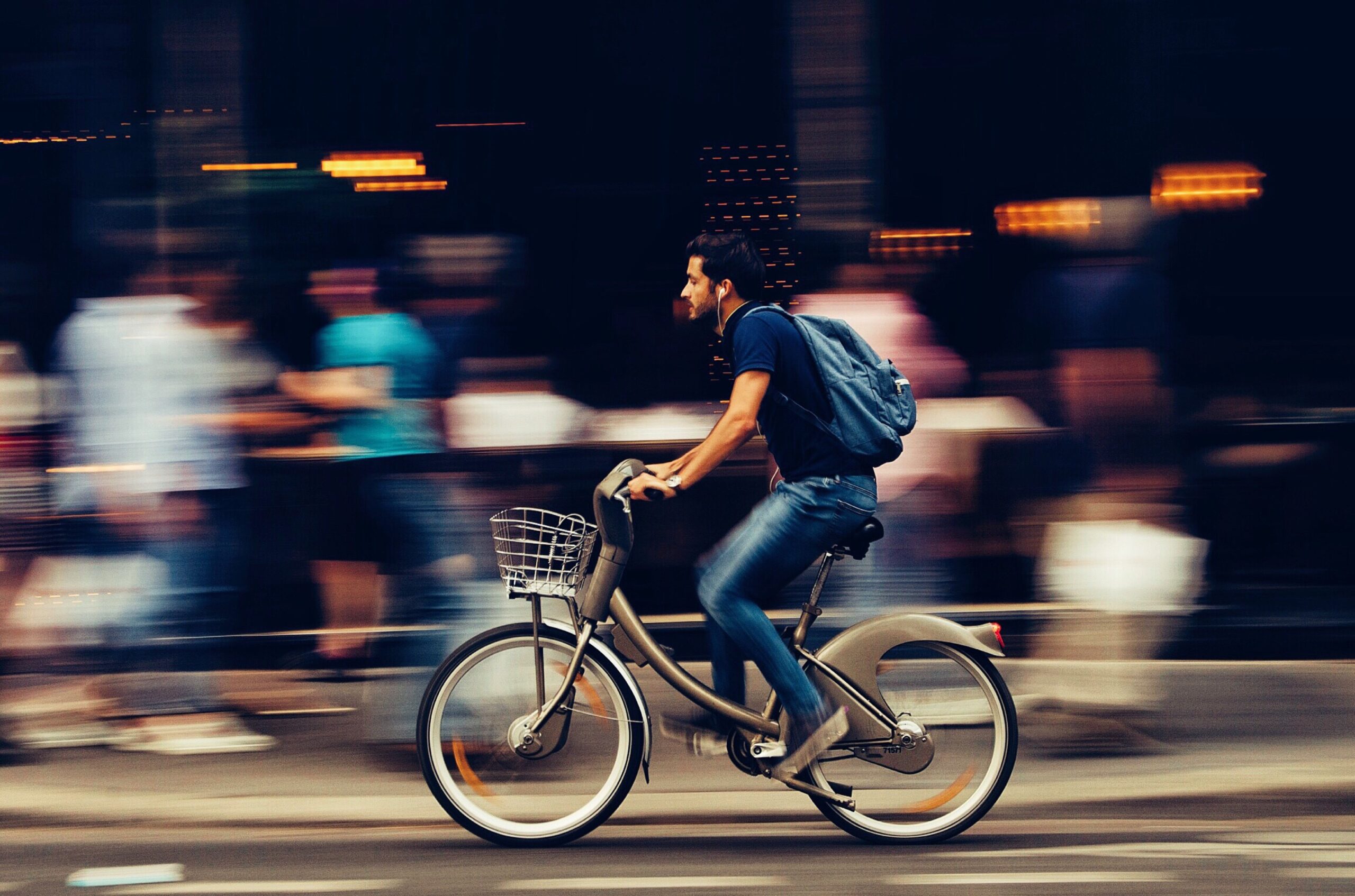 Ragazzo in bicicletta che gira per la città